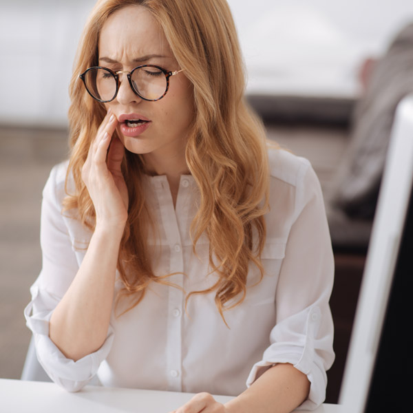 woman with wisdom tooth pain